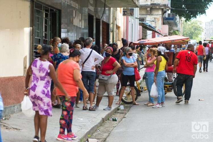 Personas en una calle de La Habana. Foto: Otmaro Rodríguez.