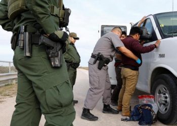 Inmigrantes interceptados en la frontera sur. Foto: The San Diego Union-Tribune.