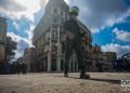 Un bombero en las inmediaciones del hotel Saratoga, en La Habana, durante las labores de búsqueda y rescate luego de la explosión ocurrida en el lugar el pasado 6 de mayo de 2022. Foto: Otmaro Rodríguez.