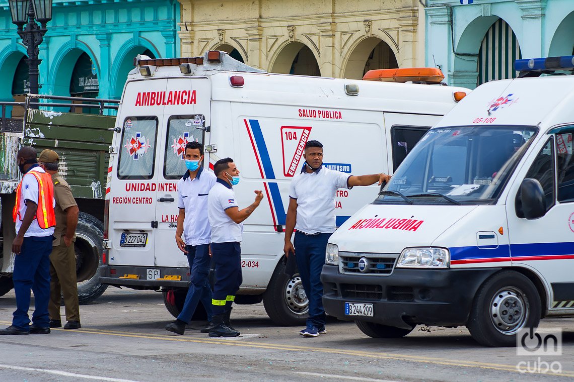 Ambulancias y personal del sistema de urgencias médicas de La Habana, en los alrededores del hotel Saratoga, a pocos días de la explosión ocurrida en el lugar. Foto: Otmaro Rodríguez.