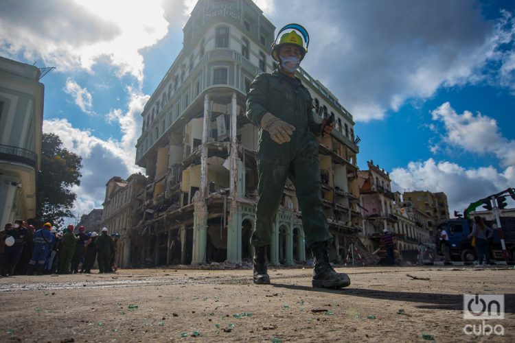 Un bombero en las inmediaciones del hotel Saratoga, en La Habana, durante las labores de búsqueda y rescate luego de la explosión ocurrida en el lugar el pasado 6 de mayo de 2022. Foto: Otmaro Rodríguez.