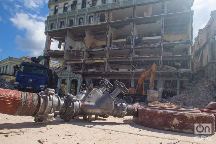 Vista del hotel Saratoga, en La Habana, tras la explosión ocurrida en el lugar el 6 de mayo de 2022, que dejó un saldo de más de 40 víctimas mortales y cerca de un centenar de lesionados. Foto: Otmaro Rodríguez.