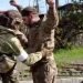 Miltares ucranianos de la acería Azovstal, en Mariupol, se entregan a las tropas rusas. Foto: YouTube.