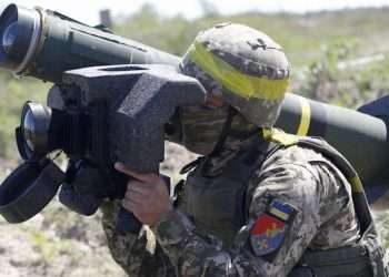 Un soldado ucraniano con un arma antitanque estadounidense Javelin. Foto: Yahoo.