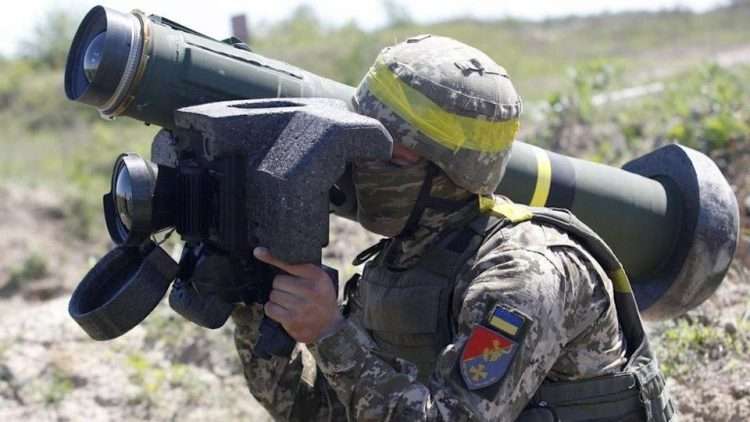 Un soldado ucraniano con un arma antitanque estadounidense Javelin. Foto: Yahoo.