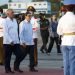 El ministro cubano de Exteriores, Bruno Rodríguez (c), recibe al presidente de México, Andrés Manuel López Obrador (c-i), a su llegada al Aeropuerto Internacional José Martí de La Habana. Foto: Yamil Lage / POOL / EFE.