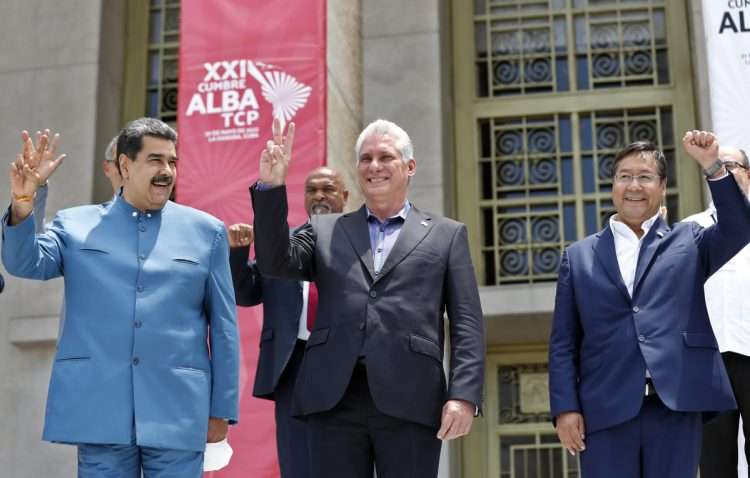 Los presidentes de Cuba, Miguel Diaz-Canel (c), de Venezuela, Nicolás Maduro (i), y de Bolivia, Luis Arce (d), saludan durante la foto oficial de la XXI Cumbre de la Alianza Bolivariana de los Pueblos de Nuestra América (ALBA), en La Habana, el viernes 27 de mayo de 2022. Foto: Ernesto Mastrascusa / EFE.