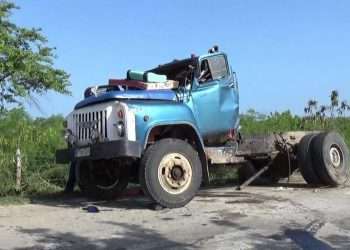 Camión accidentado en la provincia cubana de Granma. Foto: Humberto Arzuaga / CMKX Radio Bayamo.