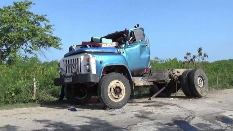 Camión accidentado en la provincia cubana de Granma. Foto: Humberto Arzuaga / CMKX Radio Bayamo.