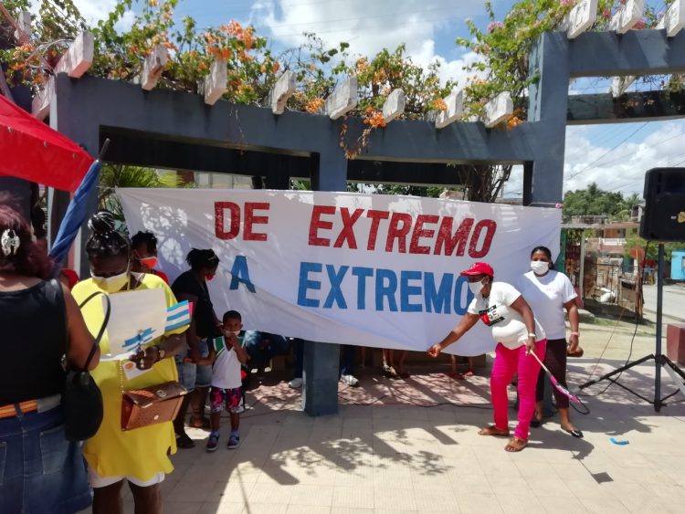 Personas en Guantánamo durante el pasado 1 de mayo. Foto: Radio Guantánamo.