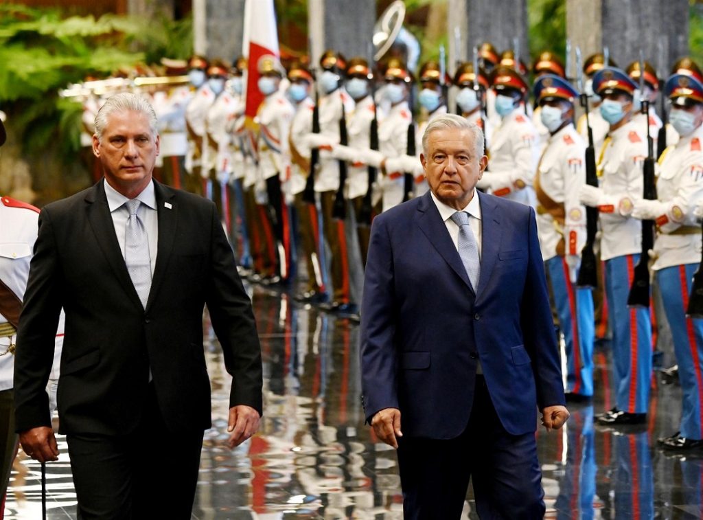 El presidente cubano Miguel Diaz-Canel (i), recibe a su homólogo de México, Andrés Manuel López Obrador (d), en el Palacio de la Revolución, en La Habana, el domingo 8 de mayo de 2022. Foto: Yamil Lage / POOL / EFE.