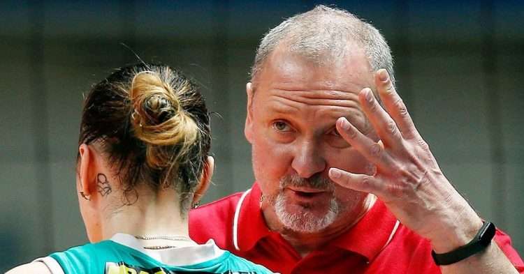 El entrenador ruso Andréi Voronkov, suspendido dos años por una ofensa racista a la jugadora cubana Ailama Cesé Montalvo. Foto: Ria Novosti / Archivo.