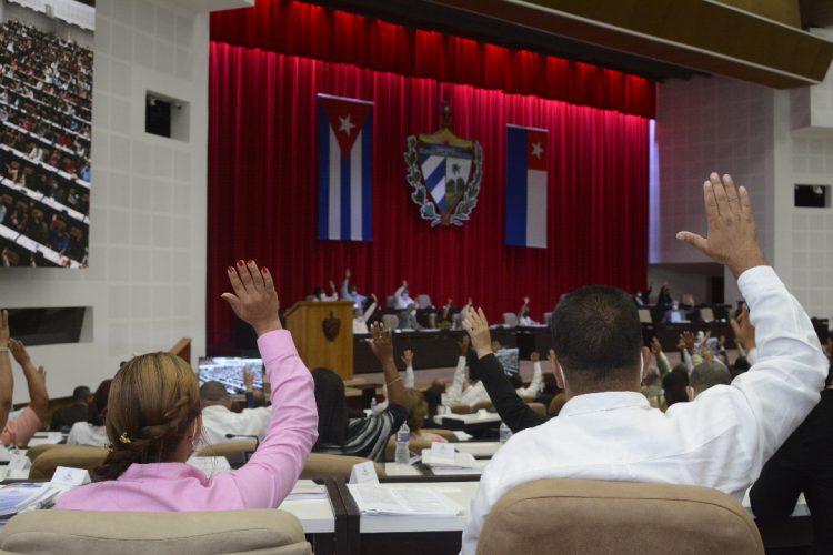 Diputados cubanos aprueban una nueva ley durante la sesión de la Asamblea Nacional del sábado 14 de mayo de 2022. Foto: @AsambleaCuba / Twitter.