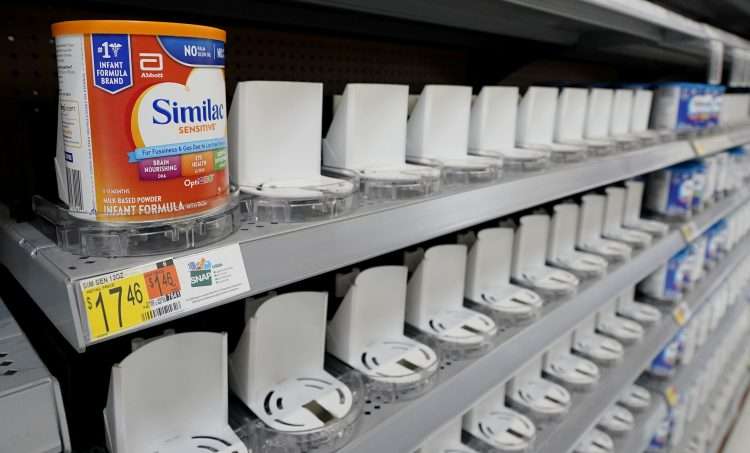 Estantes vacíos de comida para bebes en un mercado de Estados Unidos. | Foto: Eric Gay / AP
