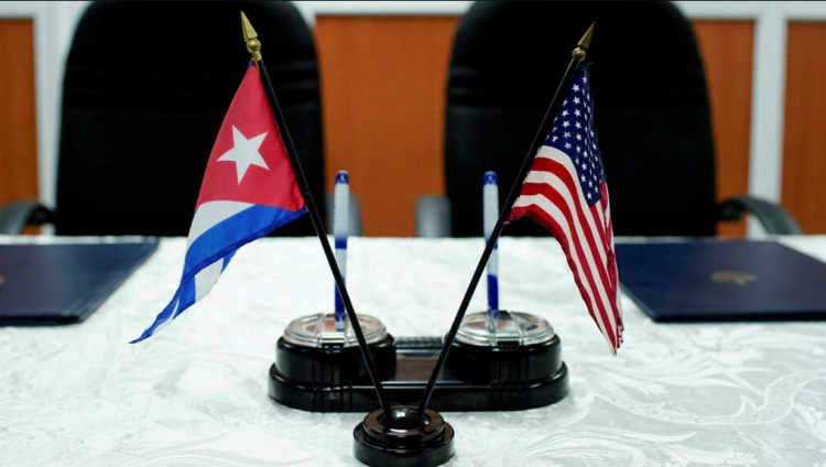 Una vista de las banderas de Cuba y Estados Unidos captada antes de la firma de los acuerdos entre el Puerto de Cleveland y las autoridades marítimas cubanas en La Habana el seis de octubre de 2017. Alexandre Meneghini / Reuters