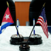 Una vista de las banderas de Cuba y Estados Unidos captada antes de la firma de los acuerdos entre el Puerto de Cleveland y las autoridades marítimas cubanas en La Habana el seis de octubre de 2017. Alexandre Meneghini / Reuters