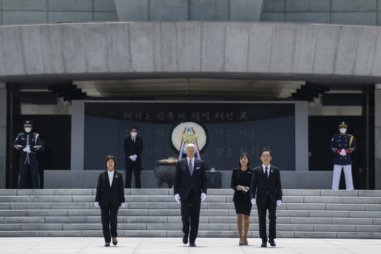 Biden concluyó su estancia en Corea del Sur con una visita a la base aérea de Osan, a unos 70 kilómetros al sur de Seúl, donde departió con personal militar estadounidense y surcoreano. Foto: https://twitter.com/POTUS