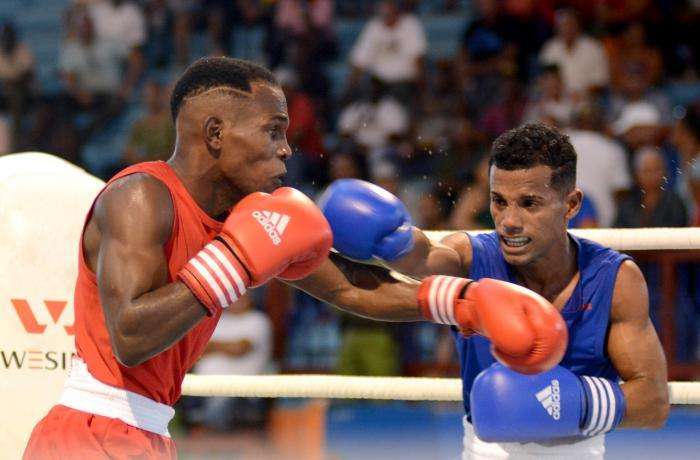 Billy Rodríguez (de azul) en una pelea durante un torneo de boxeo en Cuba. Foto: Prensa Latina / Archivo.