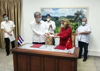 El embajador chino en Cuba, Ma Hui, entrega a la viceministra de Comercio Exterior y la Inversión Extranjera de la Isla, Déborah Rivas, un cheque de 100 mil dólares como donativo al país caribeño. Foto: @MINCEX_CUBA / Twitter.