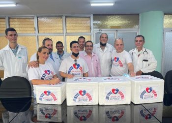 Emigrados cubanos del proyecto Puentes de Amor entregan un donativo a autoridades de Salud de Cuba para reactivar el programa de transplantes hepáticos en niños, en el hospital William Soler, de La Habana, el 22 de mayo de 2022. Foto: Perfil de Facebook de Carlos Lazo.