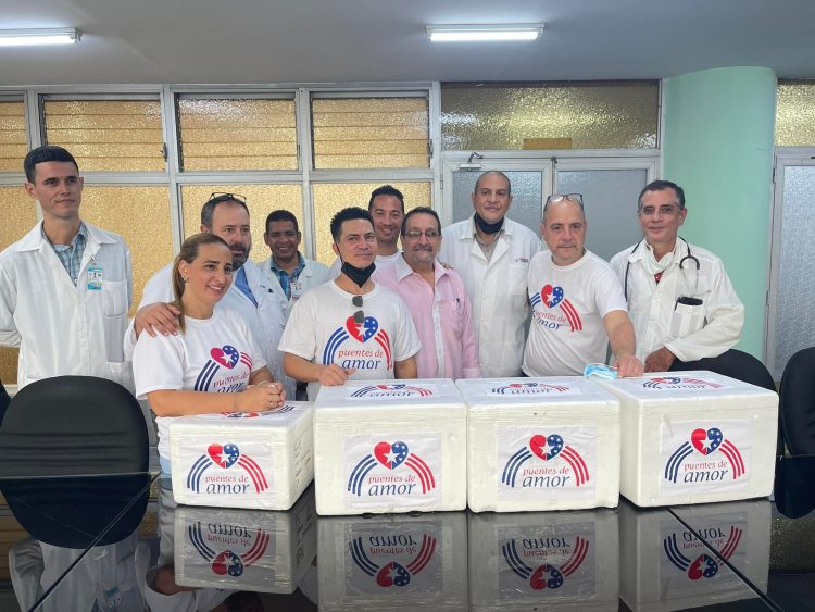 Emigrados cubanos del proyecto Puentes de Amor entregan un donativo a autoridades de Salud de Cuba para reactivar el programa de transplantes hepáticos en niños, en el hospital William Soler, de La Habana, el 22 de mayo de 2022. Foto: Perfil de Facebook de Carlos Lazo.