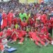 El equipo de Santiago de Cuba celebra la conquista del cetro en el Torneo Apertura de la 106 Liga Cubana de fútbol. Foto: Miguel Rubiera Justiz/ACN