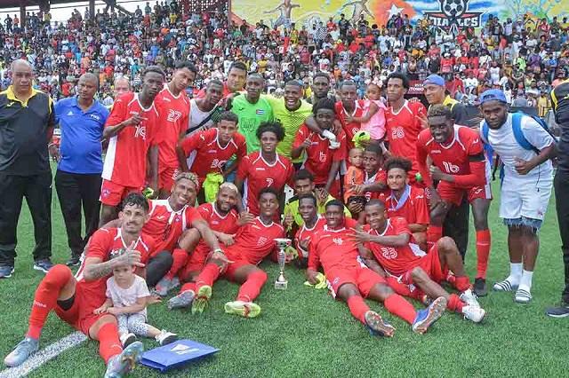 El equipo de Santiago de Cuba celebra la conquista del cetro en el Torneo Apertura de la 106 Liga Cubana de fútbol. Foto: Miguel Rubiera Justiz/ACN