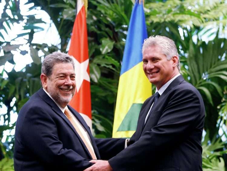 Los mandatarios de San Vicente y las Granadinas, Ralph Gonsalves (i), y Cuba, Miguel Díaz-Canel (d). Foto: mundo.sputniknews.com / Archivo.