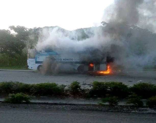 Incendio en la unidad móvil de contro remoto de Tele Turquino, en Santiago de Cuba. Foto: Foto: CNC TV Granma / Facebook.