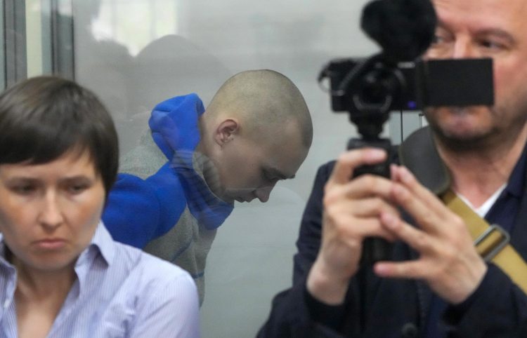 El tanquista ruso Vadim Shishimarin durante el juicio. Foto: AP