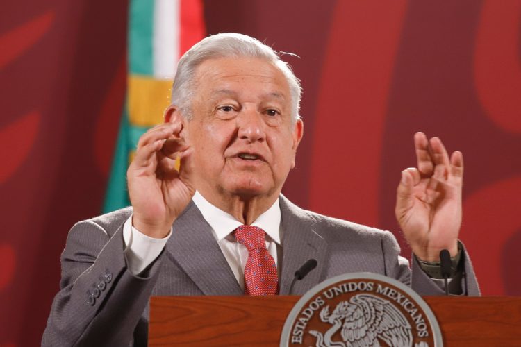 López Obrador avisó este martes que podría no asistir personalmente a la Cumbre de las Américas, programada para junio próximo en California, si Estados Unidos no invita a todos los países re la región. Foto: Isaac Esquivel/Efe.