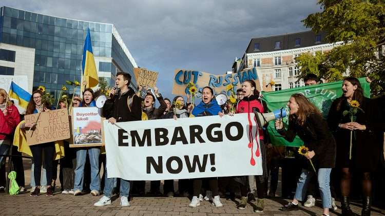 Manifestación pro embargo al petróleo ruso este fin de semana en Bruselas. | Foto: Ksenia Kuleshova / NYT.