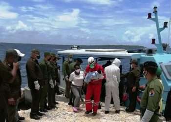 Tropas guardafronteras cubanas ayudan a desembarcar a los migrantes irregulares haitianos en la costa norte de Villa Clara. Foto: Facebook Portal del Ciudadano "Soy Villa Clara"