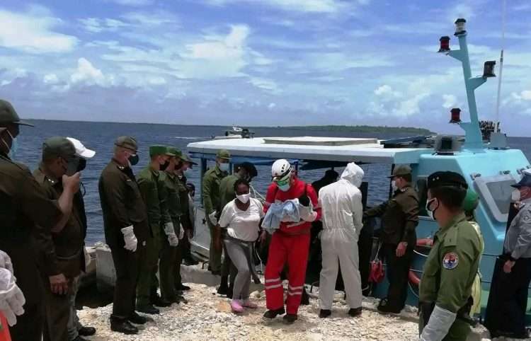 Tropas guardafronteras cubanas ayudan a desembarcar a los migrantes irregulares haitianos en la costa norte de Villa Clara. Foto: Facebook Portal del Ciudadano "Soy Villa Clara"