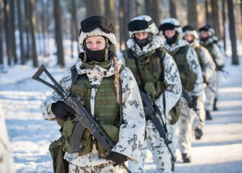 Un escuadrón de mujeres solados finlandesas se traslada hacia la frontera con Rusia. | Foto: EuroObserver