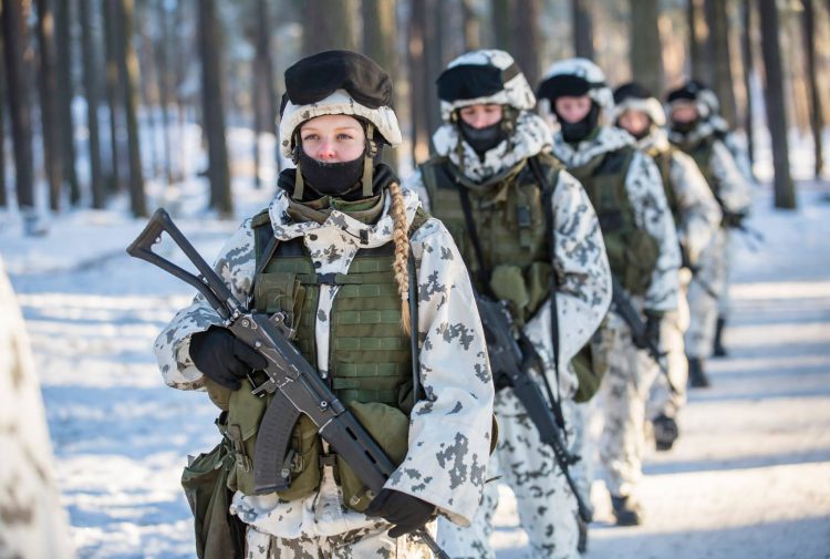 Un escuadrón de mujeres solados finlandesas se traslada hacia la frontera con Rusia. | Foto: EuroObserver