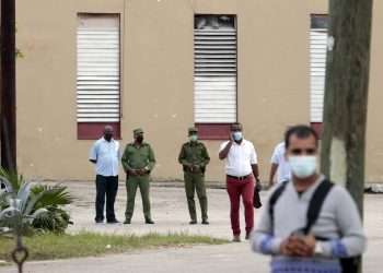 Varios policías controlan el acceso al tribunal donde se efectuara el juicio contra los artistas y disidentes cubanos Luis Manuel Otero Alcántara y Maiykel Castillo, "El Osorbo", en La Habana. Foto: Ernesto Mastrascusa/Efe.