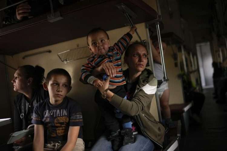 Refugiados ucranianos en un tren de evacuación, en la estación de Pokrovsk. Foto: Francisco Seco/Ap.