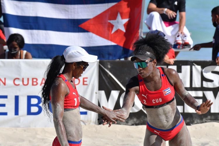 La pareja femenina cubana de voleibol de playa, de Leila Martínez y Lidianny Echeverría, ganadora del torneo regional de Varadero en 2022. Foto: @Norceca_Info / Twitter.