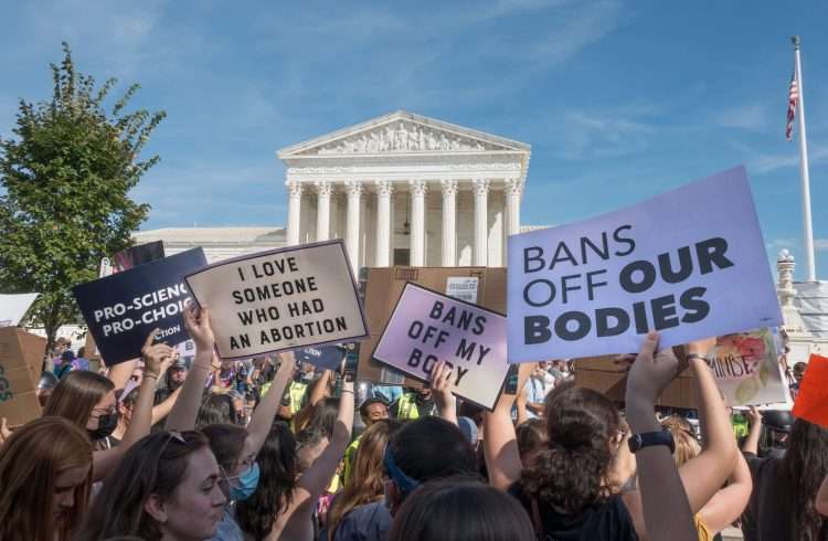 Partidarios del derecho al aborto marchan frente a la Corte Suprema durante la Marcha de las Mujeres en Washington el 2 de octubre de 2021. (Bob Korn vía Shutterstock)