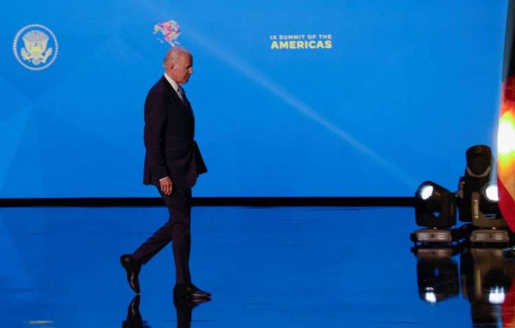 El presidente de los Estados Unidos, Joe Biden, camina en el escenario durante la novena Cumbre de las Américas, en Los Ángeles, California, Estados Unidos, el 8 de junio de 2022. REUTERS/Daniel Becerril