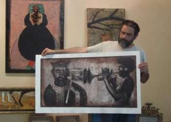 En el taller La 6ta Puerta, mostrando una obra realizada a cuatro manos con
Frank Martínez. La Habana, 2010.