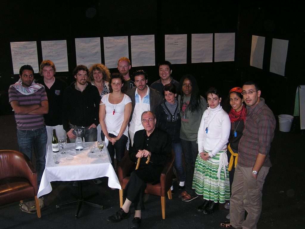 With Harold Pinter. Agnieska, just behind the teacher, in a black blouse with white buttons. Royal Court Theater, spring 2008. Photo: courtesy of the interviewee.
