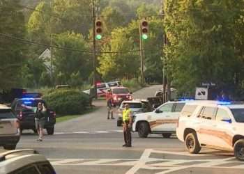 La policía y los servicios de emergencia responden a un tiroteo en la iglesia episcopal de St. Stephen en Vestavia Hills, Alabama, el 16 de junio de 2022. Foto: NBC.