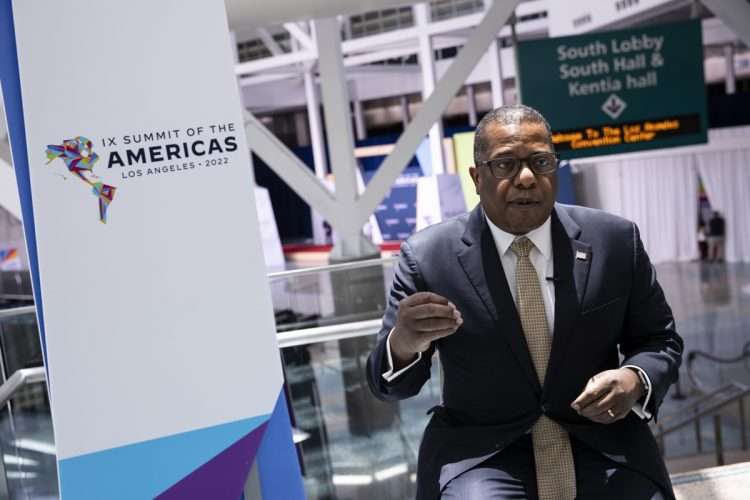 El subsecretario estadounidense para América Latina, Brian Nichols, habla durante una entrevista con Efe el 7 de junio de 2022 durante la IX Cumbre de las Américas 2022, en el Centro de Convenciones de Los Ángeles (Estados Unidos). Foto: Alberto Valdes/Efe.