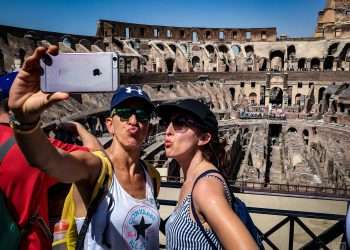 Turistas en el Coliseo de Roma. Foto: Kaloian.