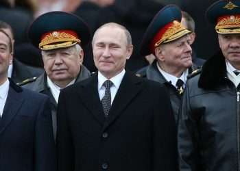 El ex presidente Dimitri Mevedev (a la izquierda) junto a Vladimir Putin y altos oficiales rusos. Foto: BBC.
