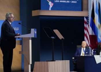 El presidente argentino Alberto Fernández habla en la plenaria de la Cumbre de las Américas. Foto: RT.