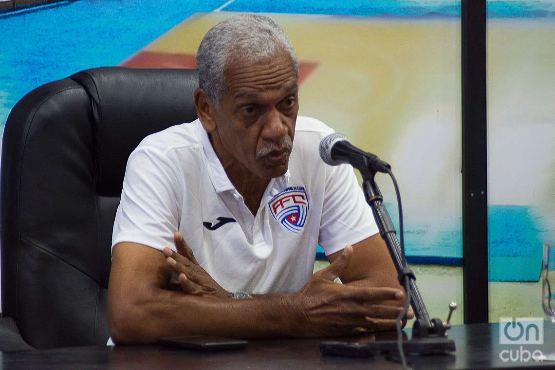 El técnico de la selección absoluta de fútbol de Cuba, Pablo Elier Sánchez, durante una conferencia de prensa previa al comienzo de la Liga de Naciones de la Concacaf, en la Ciudad Deportiva, en La Habana, Foto: Otmaro Rodríguez.