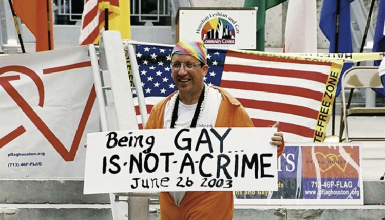 Activista LGBTQ celebrando el fallo Lawrence vs. Texas. Foto: Homoglobia.